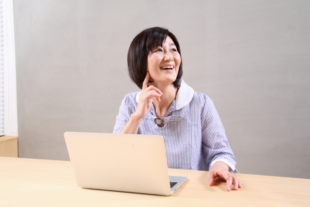 大阪市阿倍野区でパソコン学習をするミドル世代の女性。
大阪市阿倍野区のパソコン市民IT講座西田辺教室